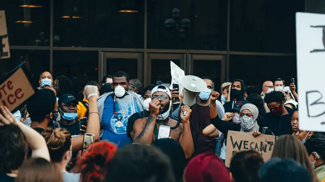Ilustrasi intervensi, aksi demo. (Photo by Josh Hild on Unsplash)