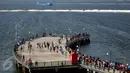 Pengunjung berada di dermaga cinta untuk menikmati suasana angin laut di Ancol, Jakarta, Sabtu (18/7/2015). Wisata pantai Ancol masih menjadi pilihan favorit warga Jakarta untuk mengisi libur lebaran kedua ini bersama keluarga. (Liputan6.com/JohanTallo)