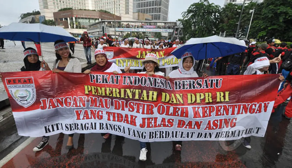 Puluhan orang menggelar aksi damai 'Save Polri' di kawasan Bundaran HI, Jakarta, Minggu (8/2/2015). (Liputan6.com/Faizal Fanani)