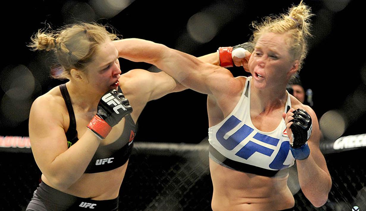 9. Petarung cantik Rounda Rousey kalah untuk pertama kalinya. Rousey kalah KO dari Holly Holm pada ajang UFC. (EPA/Joe Castro)