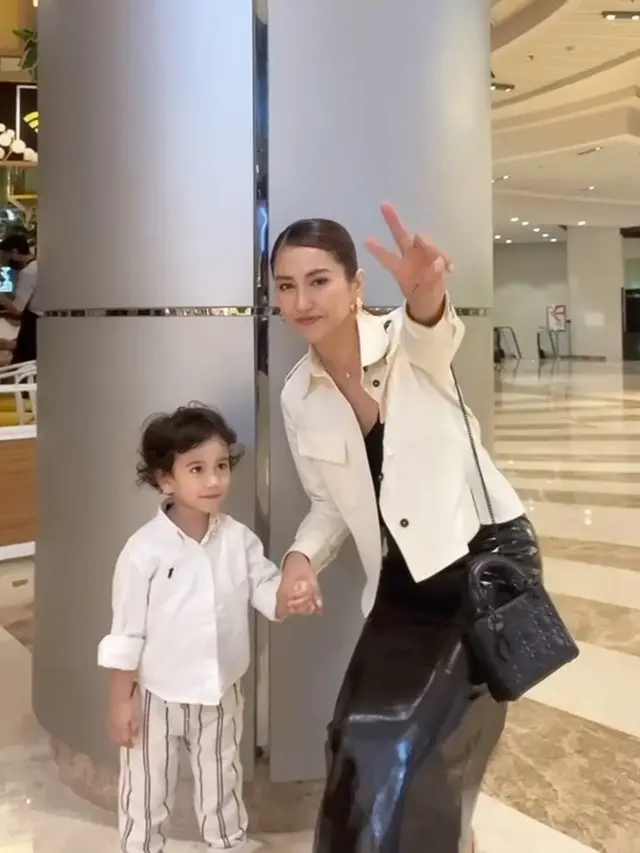 7 Potret Louise Anastasya Tampil Kompak Bersama Buah Hati yang Tumbuh Makin Besar
