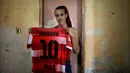 Mara Gomez berpose dengan jersey klub sepak bola amatir pertamanya, Toronto, di La Plata, 6 Februari 2020. Gomez menunggu keputusan dari Federasi Sepakbola Argentina untuk mencetak sejarah sebagai transgender pertama yang bermain di liga sepakbola profesional Argentina. (AP Photo/Natacha Pisarenko)