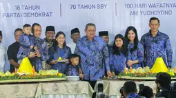 Presiden ke-6 SBY bersama keluarga foto bersama usai potong tumpeng pada malam kontemplasi di Puri Cikeas Bogor, Senin (9/9/2019). Malam kontemplasi bertepatan dengan HUT ke-18 Partai Demokrat, hari lahir SBY, dan 100 hari meninggalnya Any Yudhoyono. (Liputan6.com/Faizal Fanani)
