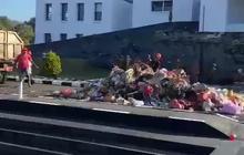 VIDEO: Aksi Pekerja Kebersihan Buang Sampah di Kantor Bupati Seram Barat, Buntut 3 Bulan Tak Dibayar