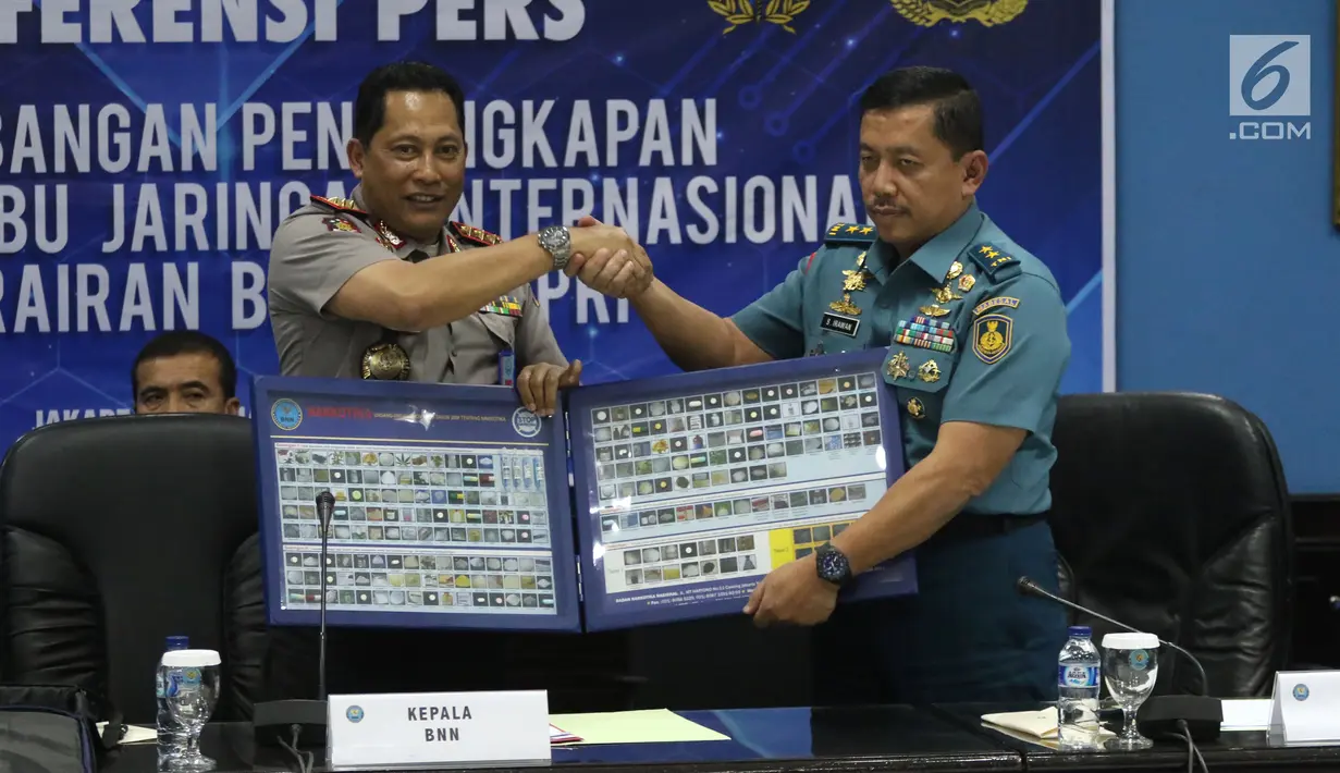 Kepala BNN Komjen Budi Waseso dan Asisten Pengamanan (Aspam) Kepala Staf Angkatan Laut Laksamana Muda TNI Suprianto Irawan bersalaman saat gelar barang bukti 1,037 ton sabu di Gedung BNN, Jakarta, Selasa (20/2). (Liputan6.com/Arya Manggala)