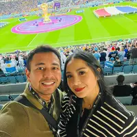 Pamer potret bareng suami, rupanya netizen dibuat terpesona dengan penampilan Nagita dan suaminya itu. Tampil kasual, gaya keduanya disebut-sebut ABG dan pasangan muda yang sedang berpacaran. @raffinagita1717.