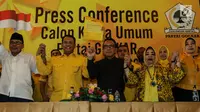 Politisi Partai Golkar, yakni Ali Yahya (kiri), Bambang Soesatyo (kedua kiri), Ulla Nuchrawatty (kedua kanan) dan Marlinda Irwanti (kanan) menyatakan diri maju sebagai calon ketua umum Partai Golkar periode 2019-2024 saat konferensi pers di Jakarta, Kamis (18/7/2019). (Liputan6.com/Herman Zakharia)