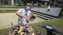 Pekerja menyiapkan pisang untuk memberi makan kera di Hutan Monyet Sangeh di Sangeh, Bali, pada 1 September 2021. Monyet-monyet di Sangeh Monkey Forest mulai mendatangi pemukiman warga, karena wisatawan yang biasanya memberi mereka makanan tidak kunjung terlihat selama pandemi. (AP/Firdia Lisnawati)