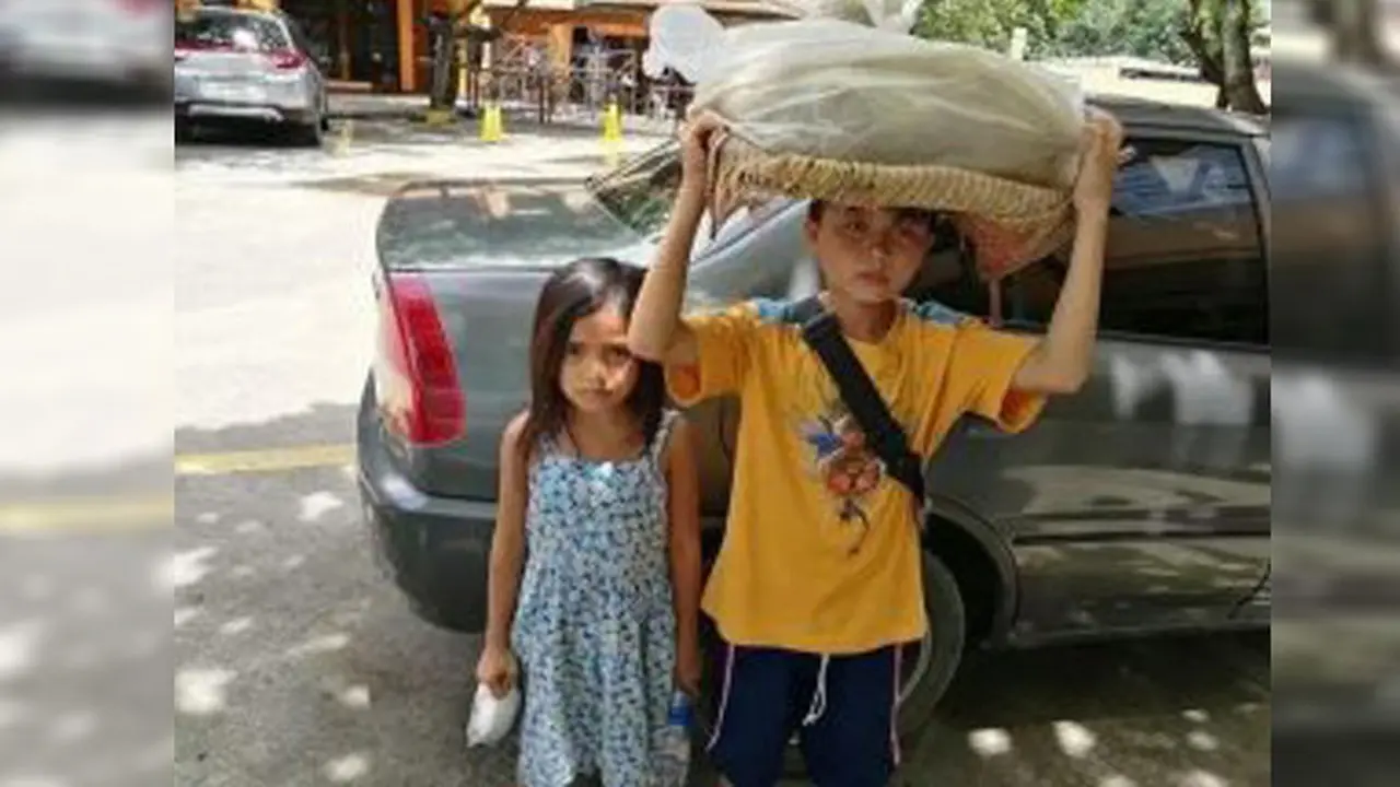 Demi Bantu Ortu, Kakak Beradik Rela Jualan Jagung Rebus di Jalan
