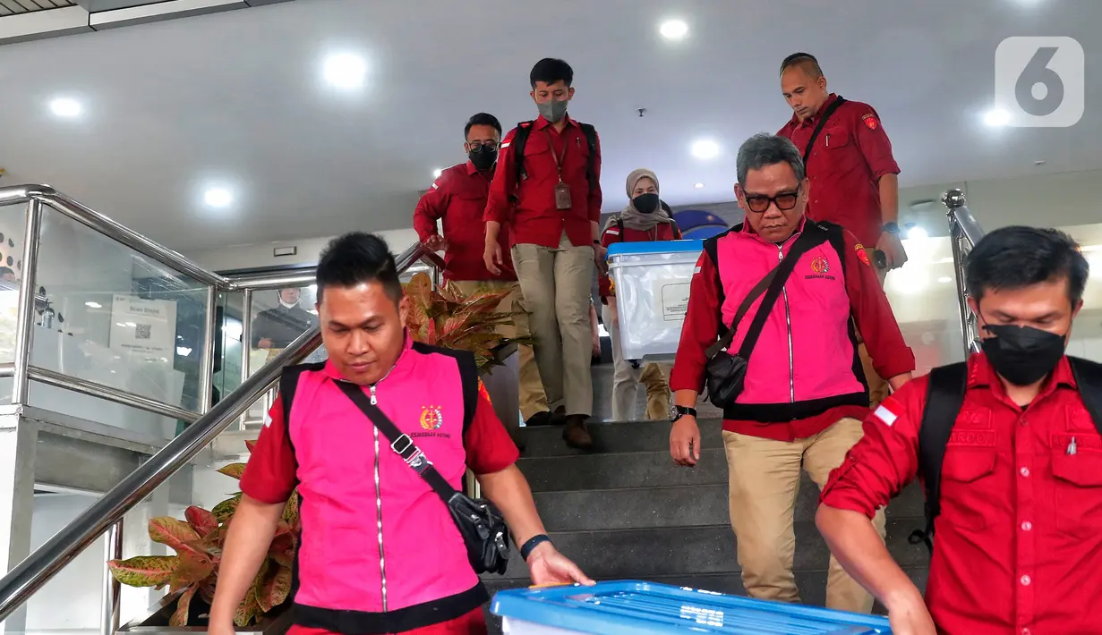Di antara penyidik Kejagung itu memakai rompi merah jambu bertuliskan Satsus Tindak Pidana Korupsi. (Liputan6.com/Angga Yuniar)