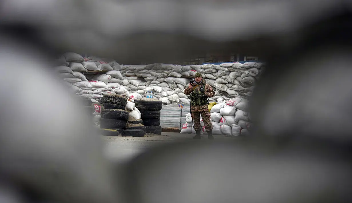 Prajurit Ukraina menjaga pos pemeriksaan di jalan utama di Kyiv, Ukraina, 7 Maret 2022. (AP Photo/Vadim Ghirda)