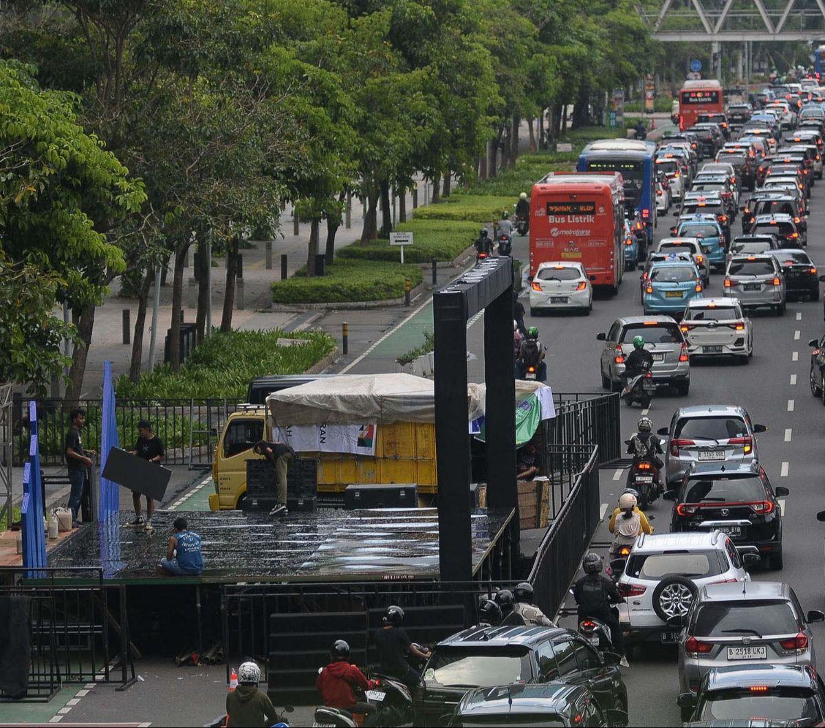 Pekerja menyelesaikan pembuatan panggung hiburan untuk acara Malam Muda Mudi di Jalan Jenderal Sudirman, Jakarta, Sabtu (30/12/2023). Acara bertajuk Malam Muda Mudi Jakarta Kota Global ini diadakan dalam rangka menyambut perayaan Tahun Baru 2024.
