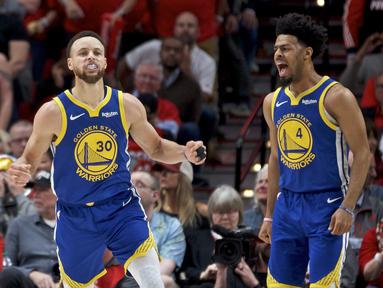 Pebasket Golden State Warriors, Stephen Curry, melakukan selebrasi usai menaklukkan Portland Trail Blazers pada laga NBA 2019 di Moda Center, Senin, (20/5). Warriors menang 119-117 atas Blazers. (AP/Craig Mitchelldyer)