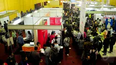 Ribuan pencari kerja memadati acara Karir.com Expo 2015 yang berlangsung di Balai Kartini, Jakarta, Rabu (27/5/2015). Pameran tersebut diikuti lebih dari 1.000 opportunities di 80 perusahaan. (Liputan6.com/Yoppy Renato)