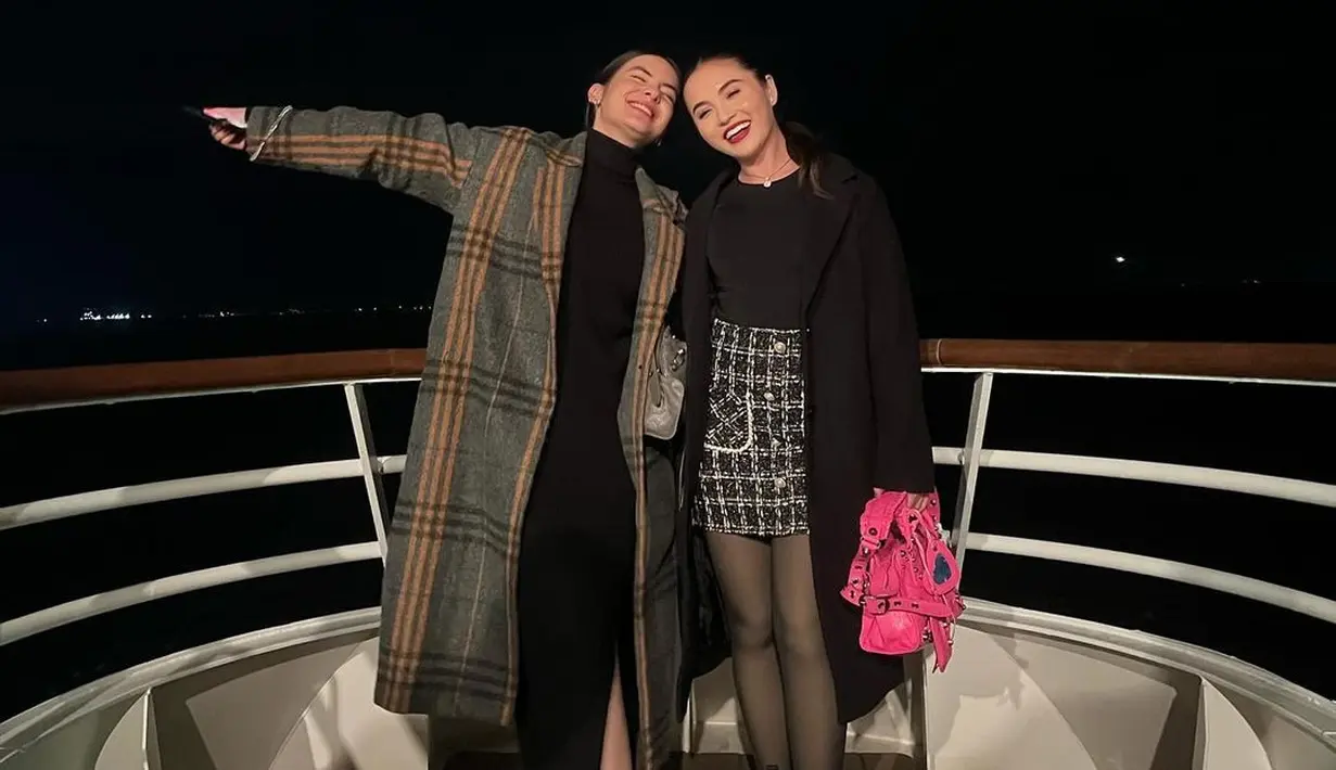 Duo bestie’s Elina Joerg dan Steffi Zamora juga merayakan pergantian tahun di Jepang. Elina tampil kece dengan coat hitam dan mini tweed skirt, sedangkan Steffi tampil memesona dengan bodycon dress dan plaid long coat. [@elinaaaaajoerg]