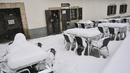 Salju menutupi kursi dan meja sebuah restoran bar di Roncesvalles, Spanyol utara, Sabtu (27/11/2021). Pihak berwenang mengumumkan salju dan suhu rendah yang ekstrem selama beberapa hari ke depan di seluruh bagian utara negara itu. (AP Photo/Alvaro Barrientos)