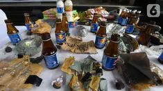 Barang bukti bom rakitan dan molotov dihadirkan saat rilis rencana peledakan di Polda Metro Jaya, Jakarta (18/10/2019). Bom rakitan rencananya akan digunakan untuk menggagalkan pelantikan presiden, sementara molotov untuk menyerang aparat pada demo rusuh 24 September 2019. (merdeka.com/Imam Buhori)
