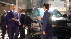 PM Jepang, Shinzo Abe menyambut Presiden AS ke-44 Barack Obama saat tiba di salah satu restoran sushi di kawasan Ginza, Tokyo, Jepang, (25/3). Obama dan Abe makan siang bersama di restoran tersebut. (AP Photo / Shizuo Kambayashi, Pool)