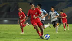 Pemain Timnas Indonesia U-16, Fadly Alberto Hengga menguasai bola saat menghadapi SKO Ragunan pada laga uji coba di Stadion Manahan, Solo, Rabu (12/6/2024) menjelang keikutsertaan Timnas Indonesia U-16 pada ajang Piala AFF U-16 2024. (Bola.com/Radifa Arsa)