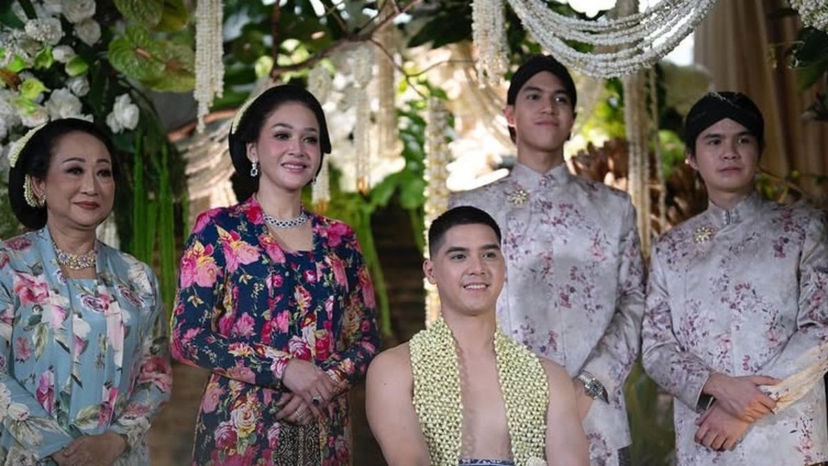 10 Detail Kebaya Floral Maia Estianty di Siraman Al Ghazali, Serasi dengan Suami
