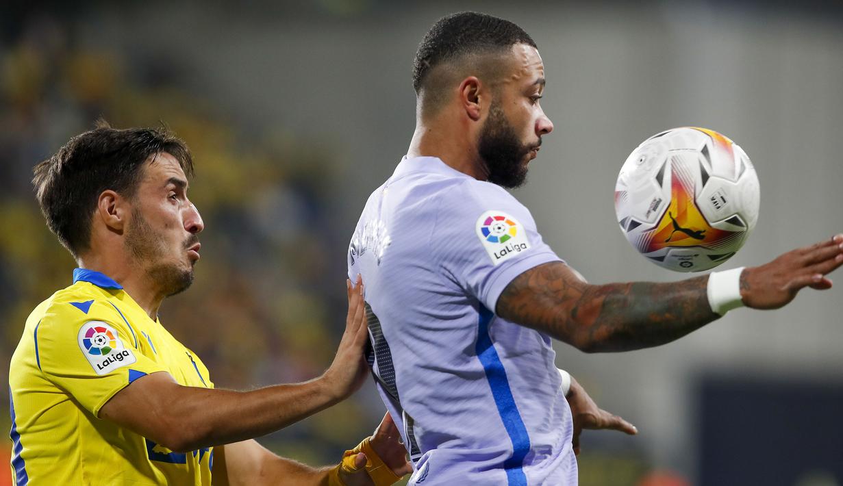 Dominasi permainan barulah berubah di setengah babak pertama. Barcelona tercatat memiliki penguasaan bola sebesar 76 persen. Namun, Memphis Depay dkk tidak mampu menciptakan peluang berbahaya hingga waktu turun minum. (AP/Miguel Morenatti)