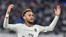 Pada akhirnya sang ayah melihat talenta luar biasa Neymar bermain sepak bola. Neymar mulai dikenal dunia saat dirinya mampu membawa Santos FC ke final Piala Dunia antar klub. (AFP/Nicolas Tucat)