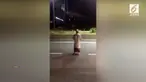 Meski banyak mobil yang melintas, pria yang tak diketahui identitasnya ini tetap menjalankan salatnya di tengah jalan raya. Aksinya ini membuat warganet bereaksi.