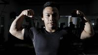 Atlet angkat besi, Eko Yuli Irawan, berpose usai sesi latihan di Mess Kwini, Jakarta, Rabu (6/6/2018). Eko Yuli Irawan bertekad ingin memecahkan rekor pribadi di Asian Games 2018. (Bola.com/M Iqbal Ichsan)