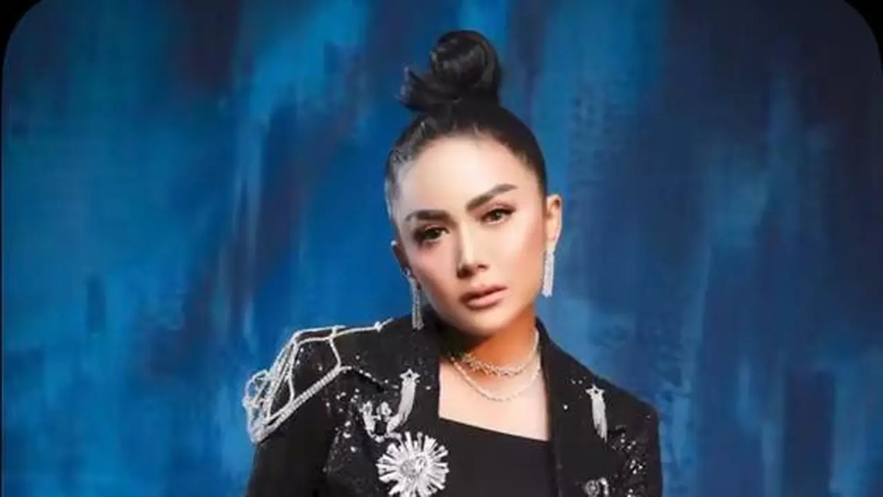 6 Gaya Glamor Serba Hitam Krisdayanti di Pemotretan Terbaru, Grandmi Super Gorgeous