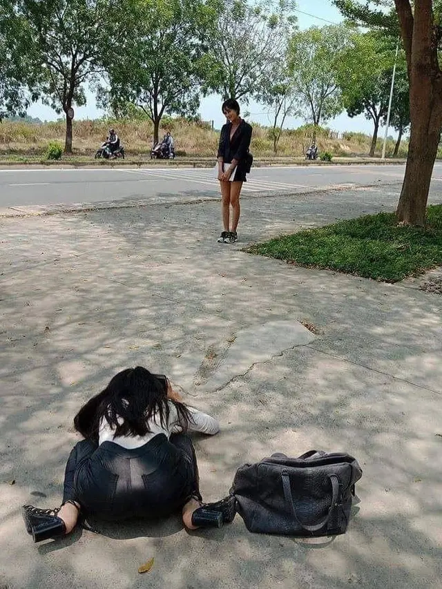 Kocak, 8 Potret di Balik Foto Keren Ada Teman yang Menderita