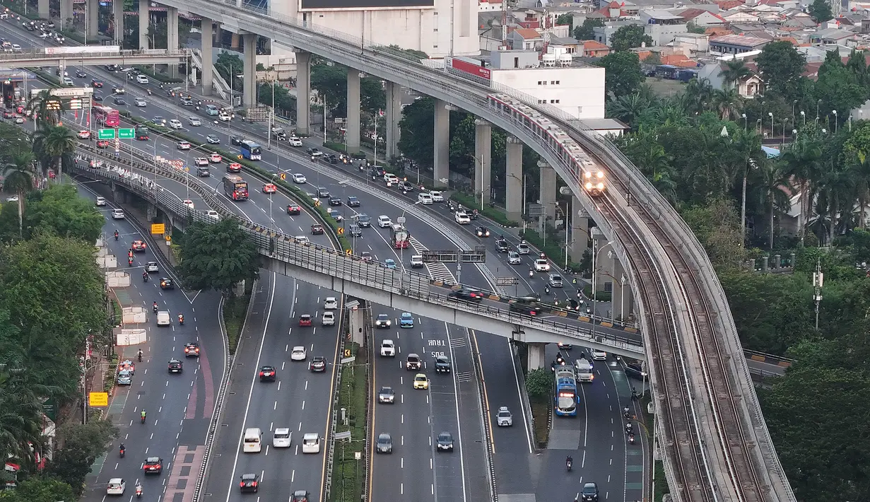 Peningkatan ini terlihat dari tingginya aktivitas di sejumlah stasiun utama yang menjadi tujuan favorit masyarakat. Secara umum, arus pengguna mulai ramai sejak pukul 13.00 hingga 20.00 WIB. (merdeka.com/Arie Basuki)