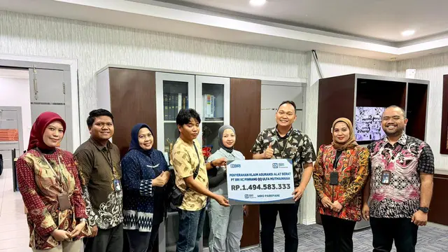BRI Insurance menyerahkan klaim asuransi alat berat Rp1,4 miliar kepada nasabah. (Dok BRINS)