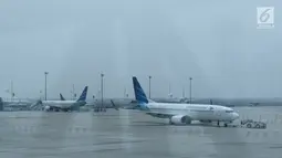Pesawat Garuda Indonesia terparkir di Terminal 3 bandara Soekarno Hatta, Tangerang, Banten, Rabu (24/7/2019). Maskapai penerbangan Garuda Indonesia  mengeluarkan kebijakan terbaru terkait pengambilan gambar ataupun video di dalam pesawat oleh penumpang ataupun awak kabin. (Liputan6.com/Angga Yuniar)