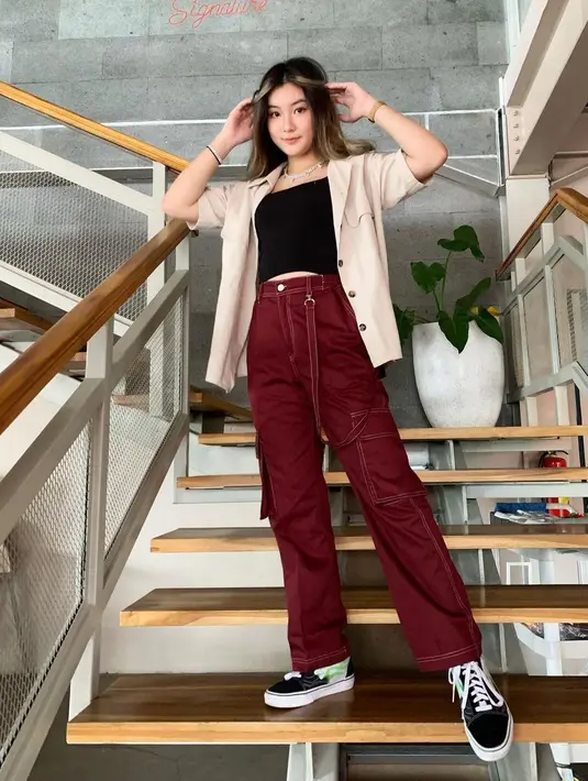 Kombinasi celana kargo dan kemeja juga akan jadi inspirasi yang bisa diadaptasi oleh siapapun, seperti yang dikenakan oleh Shannon. 
(Foto: Instagram/ Shannon Wong)