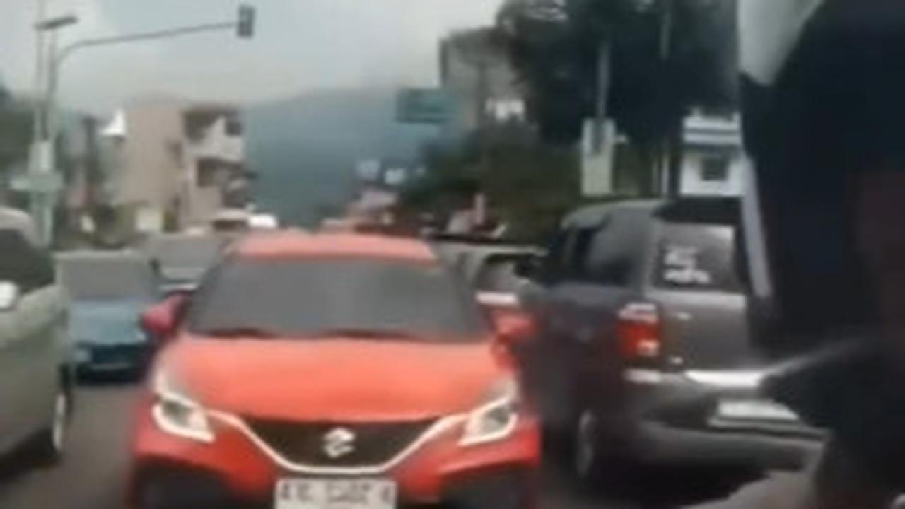 Viral Polisi Kawal Mobil Berisi Anak Sakit di Bogor Tiba-Tiba Dihadang Pemobil Lain, Adu Mulut Ngotot-ngototan Kena Macet