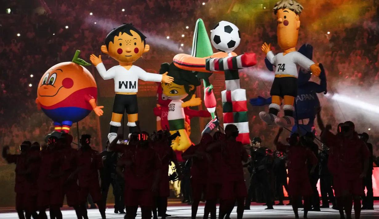 Maskot Piala Dunia sebelumnya tampil pada upacara pembukaan sebelum pertandingan sepak bola grup A antara Qatar dan Ekuador di Stadion Al Bayt di Al Khor, Minggu (20/11/2022). Acara dimulai pada pukul 21.40 WIB dengan berlangsung megah dan meriah.(AP Photo/Natacha Pisarenko)