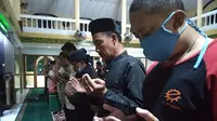 HIPMI Batam menggelar salat gaib untuk mendiang Emmeril Kahn Muntadz atau Eril, putra sulung Gubernur Jawa Barat Ridwan Kamil, Senin malam (6/6/2022). (Liputan6.com/ Ajang Nurdin)