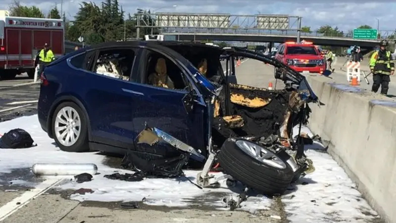 Kecelakaan Fatal Mobil Listrik Tesla Diduga Karena Sistem Autopilot