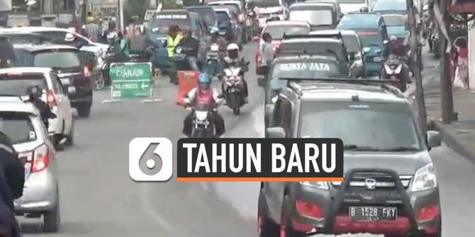 VIDEO: Malam Tahun Baru, Lalu Lintas Menuju Puncak Ditutup