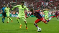 Penyerang Bayern Muenchen, Thomas Muller (kanan) berusaha melewati bek Barcelona Gerard Pique saat leg kedua semifinal Liga Champions di Allianz Arena, Jerman, Rabu (13/5/2015). Bayern Muenchen menang 3-2 atas Barcelona. (Reuters/Albert Gea)