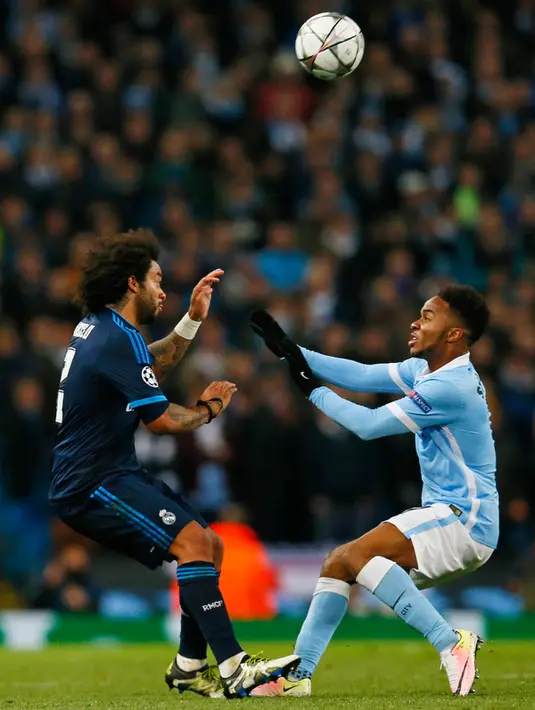 Bek Real Madrid, Marcelo (kiri) berebut bola dengan penyerang City, Raheem Sterling pada leg pertama Semifinal Liga Champions di stadion Etihad, Inggris, (27/4). Real Madrid bermain imbang dengan City dengan skor 0-0. (Reuters/Jason Cairnduff)