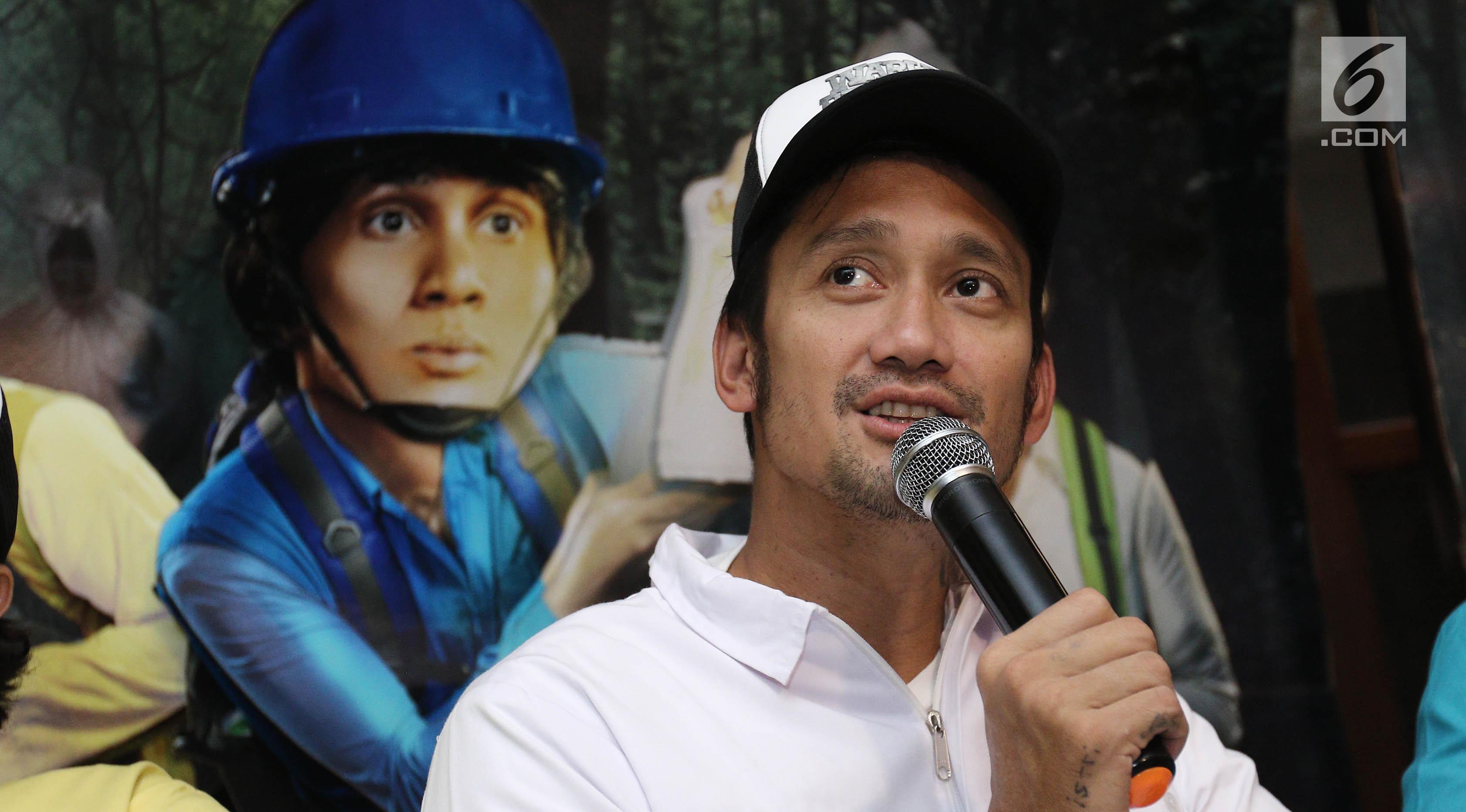 Tora Sudiro memberi keterangan pers saat syukuran di kawasan Duren Tiga, Jakarta, Selasa (15/08). Syukuran tersebut merayakan kembalinya Tora Sudiro usai tersandung kasus kepemilikan dumolid. (Liputan6.com/Herman Zakharia)