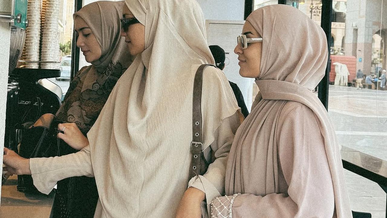 Potret Erica Putri Jalani Ibadah Umroh Bersama Sahabat yang Seru