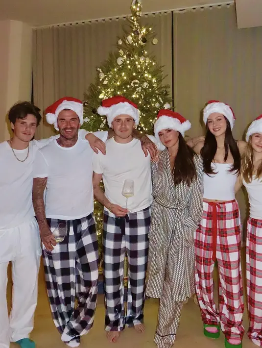 Gaya kompaknya begitu terlihat kala perayaan malam Natal. Ia mengikuti dresscode yang dihadirkan oleh keluarga Beckham. [Foto: Instagram/ Victoria Beckham]