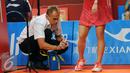 Tim medis menyemprotkan obat ke kaki pebulutangkis Thailand, Ratchanok Intanon saat berlaga melawan Lindaweni Fanetri (Indonesia) di Total BWF Championships 2015 di Jakarta, Kamis (13/8/2015). (Liputan6.com/Helmi Fithriansyah)