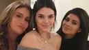 Kendall dan Kylie lebih condong ke keluarga Kardashian dibandingkan Jenner. (instagram/caitlynjenner)