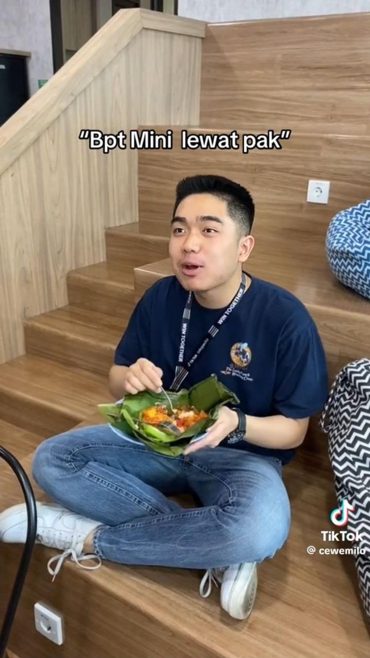 Ada juga yang membandingkan masakan ibunda rekan kerjanya ini lebih enak dari salah satu restoran Padang terkenal.