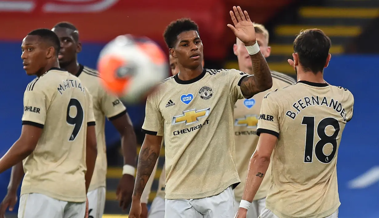 Striker Manchester United, Marcus Rashford, merayakan gol yang dicetaknya ke gawang Crystal Palace pada laga lanjutan Premier League di Selhurst Park, Jumat (17/7/2020) dini hari WIB. Manchester United menang 2-0 atas Crystal Palace. (AFP/Glyn Kirk)