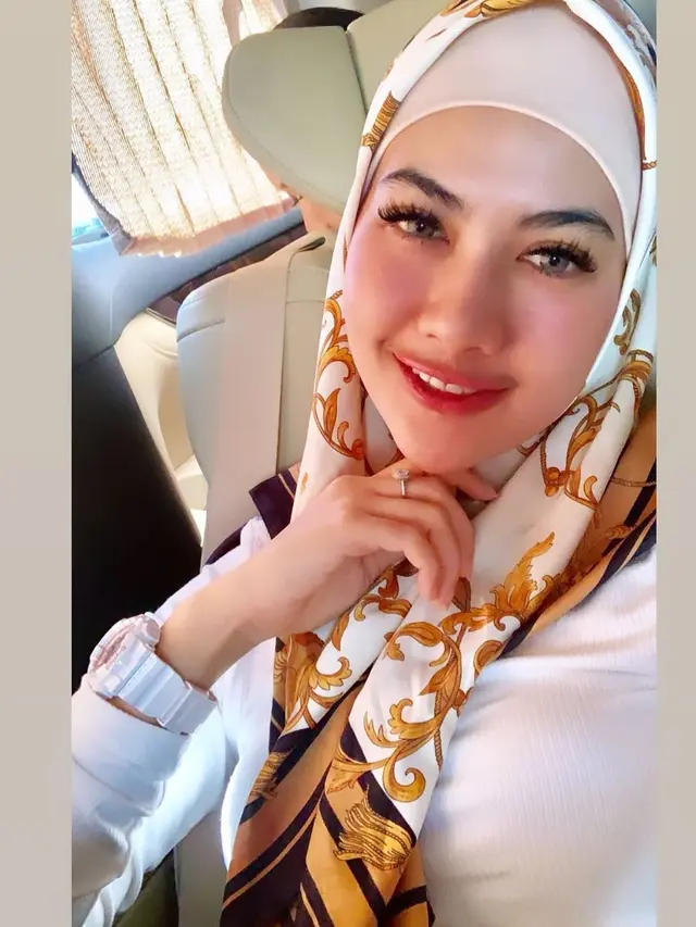 Della Perez berhijab