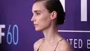 Rooney Mara berpose saat menghadiri pemutaran perdana "Women Talking" selama Festival Film New York ke-60 di Alice Tully Hall di New York pada Senin, 10 Oktober 2022. Aktris 37 tahun ini mengikat rambutnya ke belakang dengan sanggul ketat di atas kepalanya. (Cindy Ord/Getty Images untuk FLC/AFP)